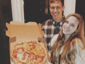 Chris Oakes and Sydney Holt show off the pizza promposal.