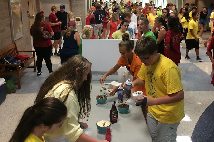 FFHS students enjoy OBX Frozen Yogurt after the Homecoming parade and pep rally in October. PHOTO BY SHORELINES YEARBOOK